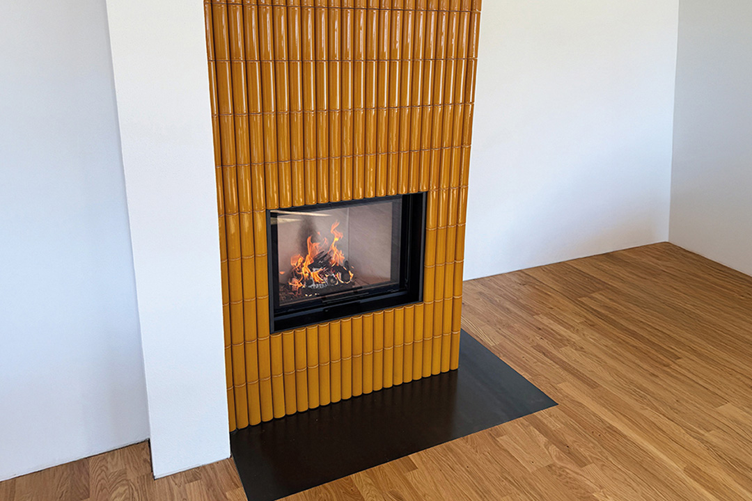 Kamin mit Keramik